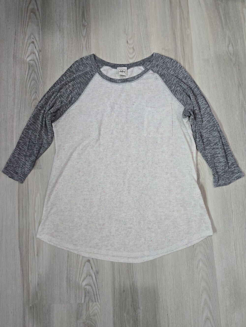 Daytrip Heathered Gray & White Raglan Women's Top with Pocket 3/4 Sleeves XL